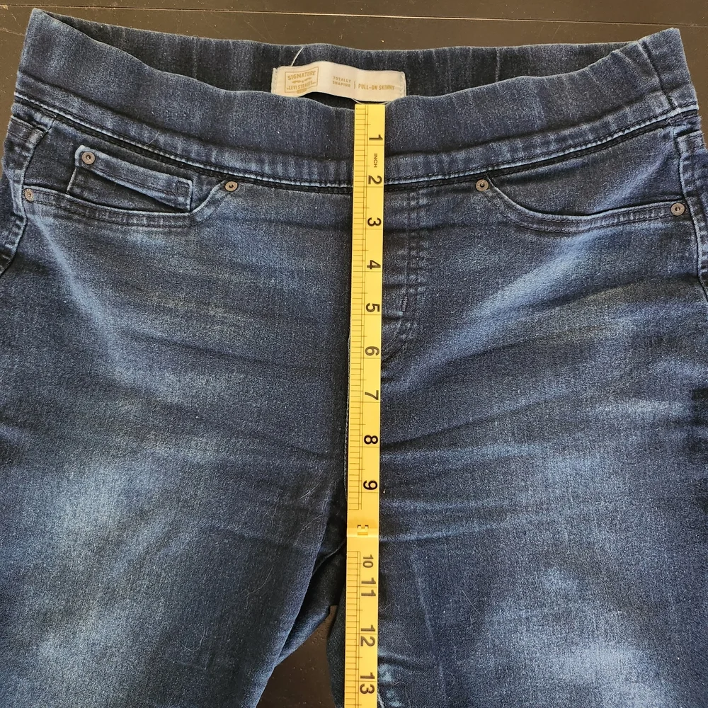 Signature by Levi Strauss & Co. Women's Totally Shaping Pull-on Skinny Jeans, 31